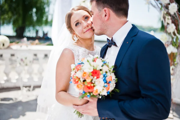 Happy fashionable wedding couple on wedding ceremony of registra — Stock Photo, Image