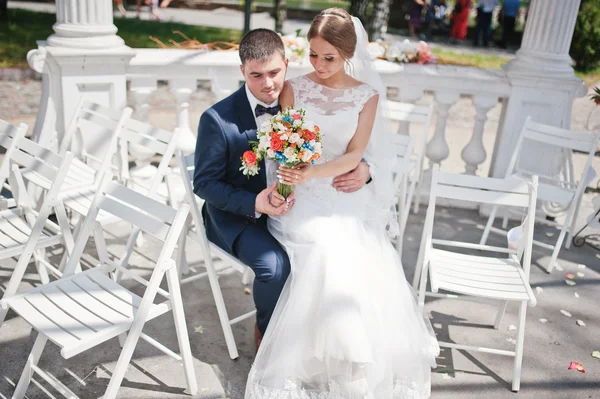 Happy fashionable wedding couple on wedding ceremony of registra — Stock Photo, Image