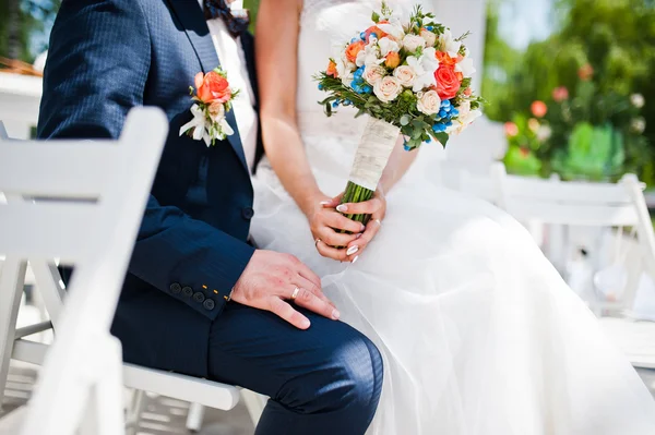 Happy fashionable wedding couple on wedding ceremony of registra — Stock Photo, Image