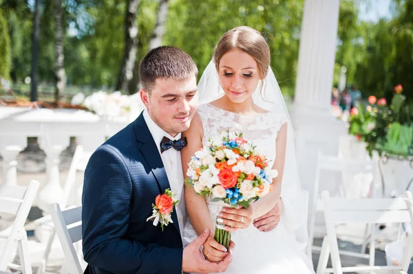 Gelukkig modieuze bruidspaar op ceremonie van het huwelijk van inschrijvingspraktijken — Stockfoto