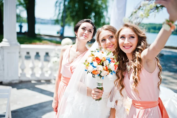 Noiva com dama de honra na cerimônia de casamento fazendo selfie — Fotografia de Stock