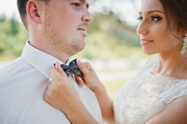 Ritratto ravvicinato di coppia di nozze, sposa che tiene a portata di mano prua t — Foto Stock