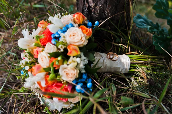 Bröllop bukett med ringar på pine forest — Stockfoto