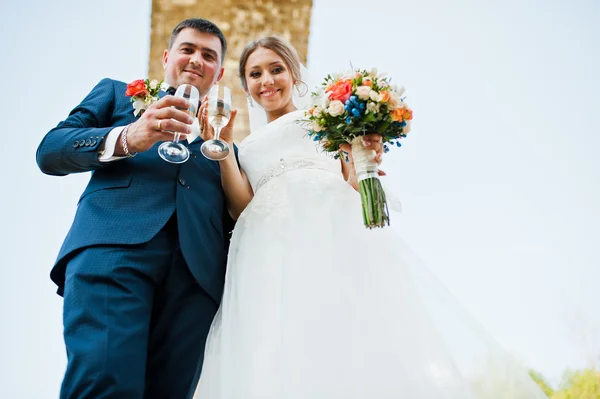 Mode et heureux mariage boire champagne à partir de verres un — Photo