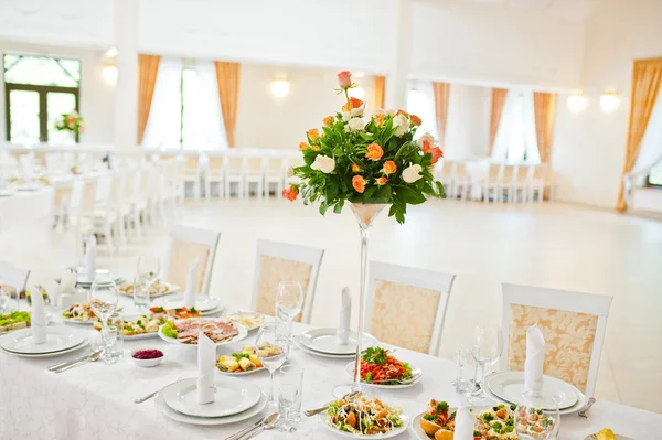 Blumenstrauß auf dem Hochzeitstisch — Stockfoto
