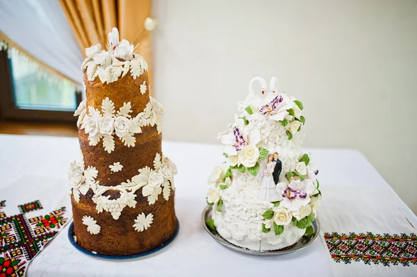 2 つのウェディング ケーキやパン — ストック写真