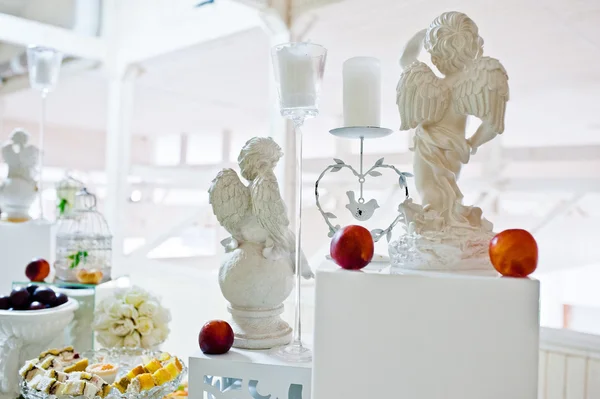 天使との結婚披露宴でキャンドルの装飾が施された置物 — ストック写真