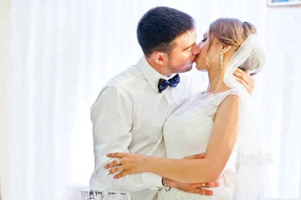 Beijando casal de casamento no restaurante — Fotografia de Stock