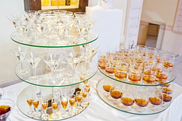 Vasos de bebidas en el círculo espejos en la recepción de la boda —  Fotos de Stock