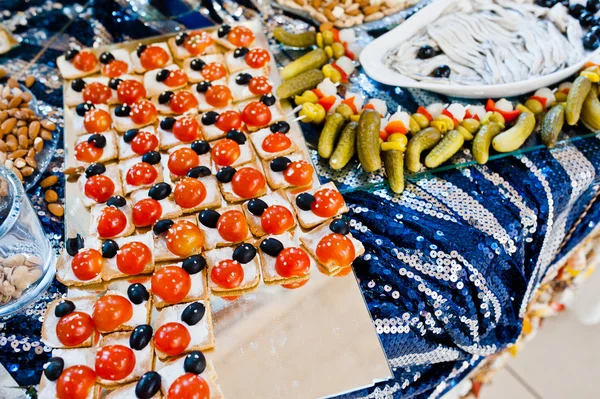 Gepekelde komkommers en cherry tomaten aan zee tafel op bruiloft — Stockfoto