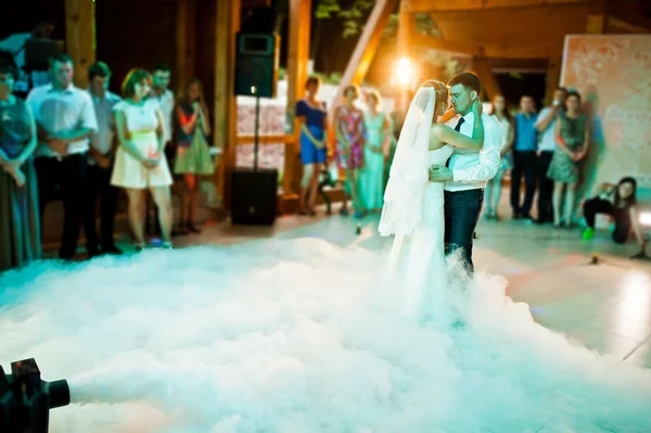 Verbazingwekkend eerste huwelijk dans op zware rook — Stockfoto