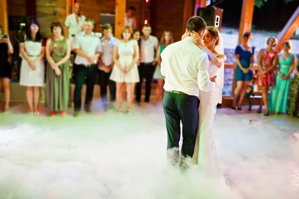 Дивовижний перший весільний танець на сильному димі — стокове фото