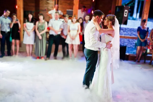 Erster Hochzeitstanz auf dichtem Rauch — Stockfoto