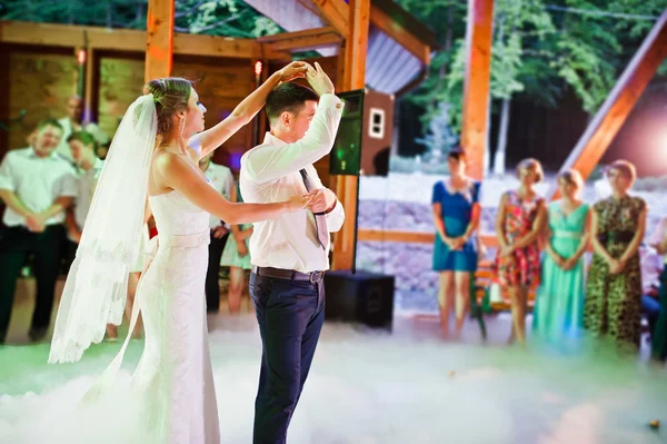 Csodálatos első esküvői tánc-a nehéz füst — Stock Fotó