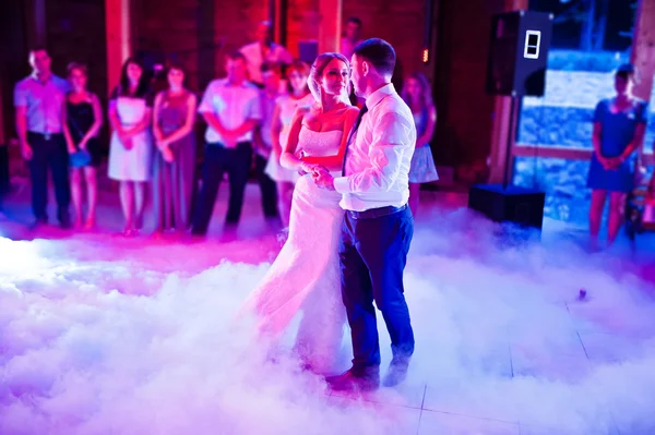 Incrível primeira dança de casamento em fumaça pesada — Fotografia de Stock