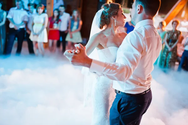 Incroyable première danse de mariage sur la fumée lourde — Photo