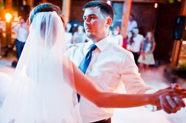 Incrível primeira dança de casamento em fumaça pesada — Fotografia de Stock