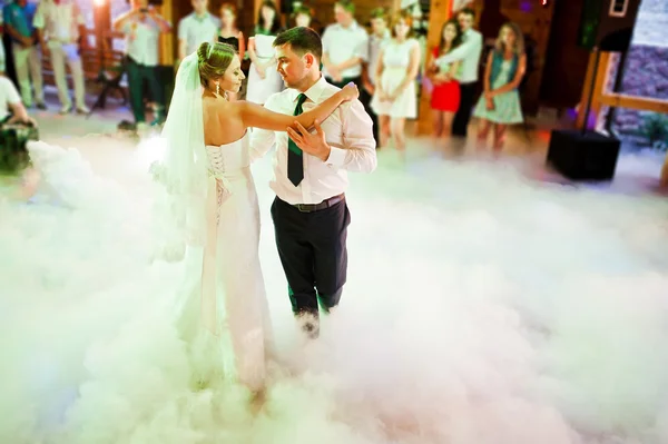 Erster Hochzeitstanz auf dichtem Rauch — Stockfoto