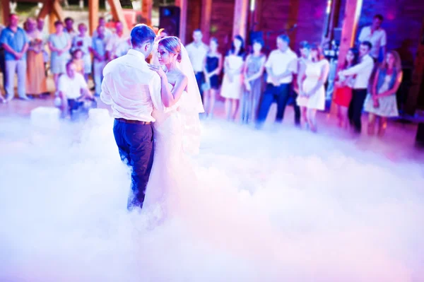 Amazing first wedding dance on heavy smoke — Stock Photo, Image