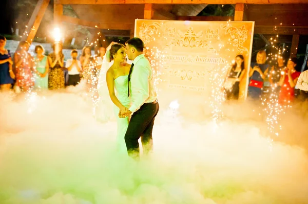 Дивовижний перший весільний танець на сильному димі — стокове фото