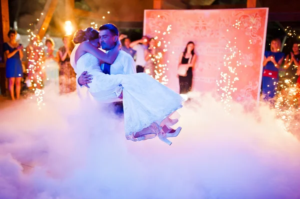 Incroyable première danse de mariage sur la fumée lourde — Photo