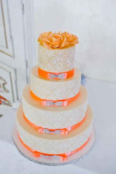 Wielki tort weselny z pomarańczowe wstążki — Zdjęcie stockowe