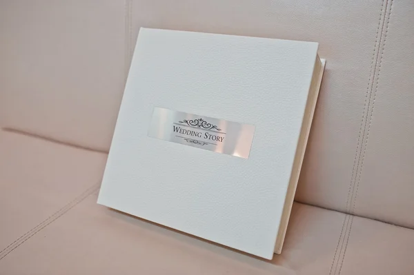 Белая кожаная свадебная книга и альбом — стоковое фото
