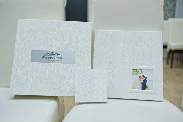 Libro y álbum de boda de cuero blanco —  Fotos de Stock