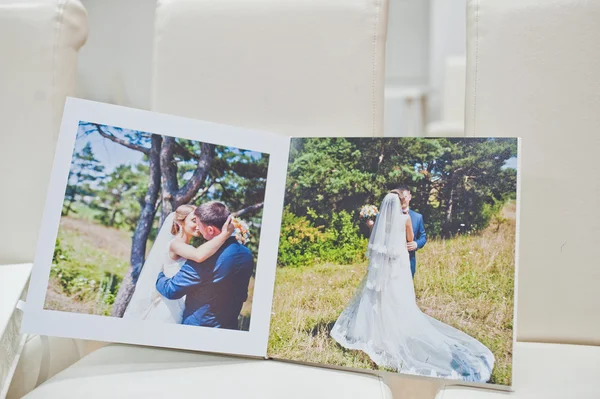 Livro de casamento de couro branco e álbum — Fotografia de Stock