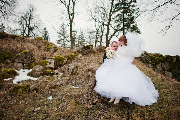 Casal jovem no inverno fundo pedra landskape e wa — Fotografia de Stock