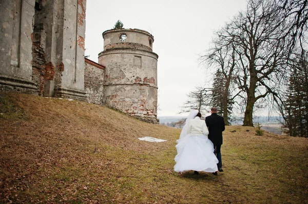 Fiatal esküvői pár téli háttér stone landskape és wa — Stock Fotó