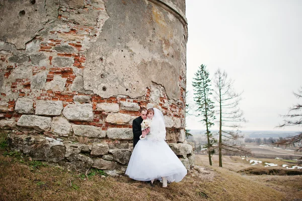 Молодая супружеская пара на зимнем фоне камень пейзаж и ва — стоковое фото