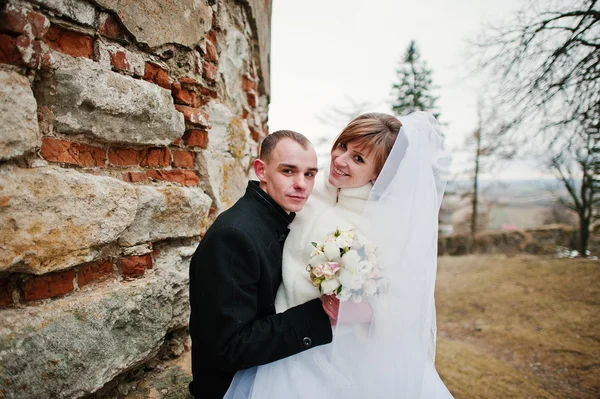 Young wedding couple on winter background stone landskape and wa — Stock Photo, Image