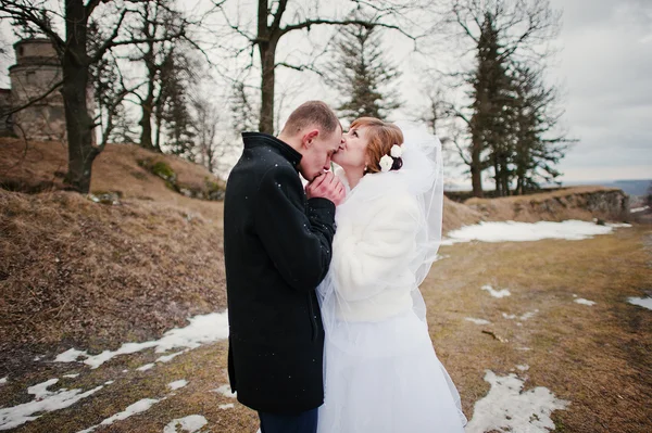 Casal jovem no inverno fundo pedra landskape e wa — Fotografia de Stock