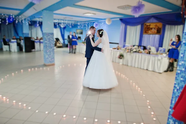 Dança de casamento na vela do coração, efeito azul — Fotografia de Stock