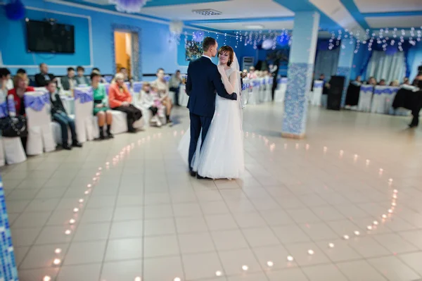 Dança de casamento na vela do coração, efeito azul — Fotografia de Stock