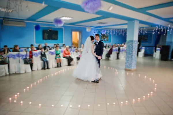 Esküvői tánc-a gyertya szív, blured hatása — Stock Fotó