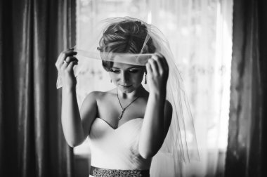 Genç gelin karşı fon perdeler poz