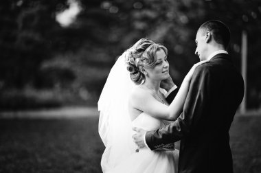 Genç ve düzülmüş Düğün çifti sonbahar ormanda