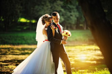 Genç ve düzülmüş Düğün çifti sonbahar ormanda