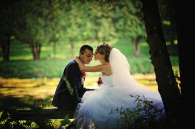 Genç ve düzülmüş Düğün çifti sonbahar ormanda