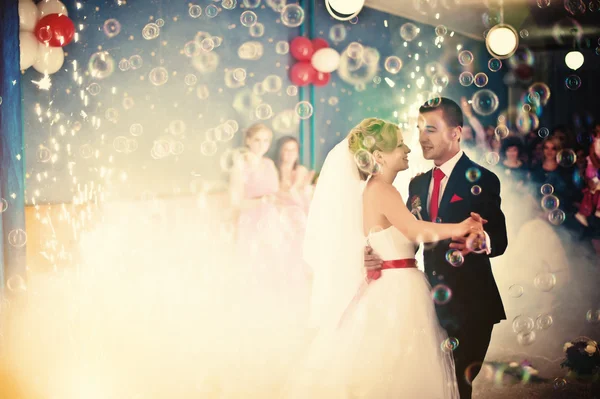 Danse de mariage avec fumée et bulles — Photo