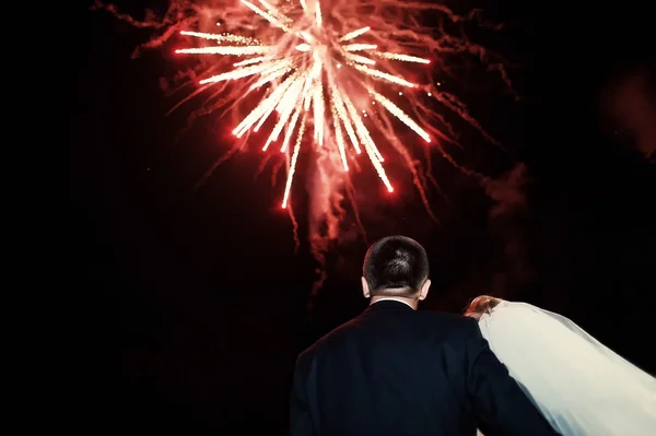 Recém-casados fogos de artifício de fundo em seu dia do casamento — Fotografia de Stock