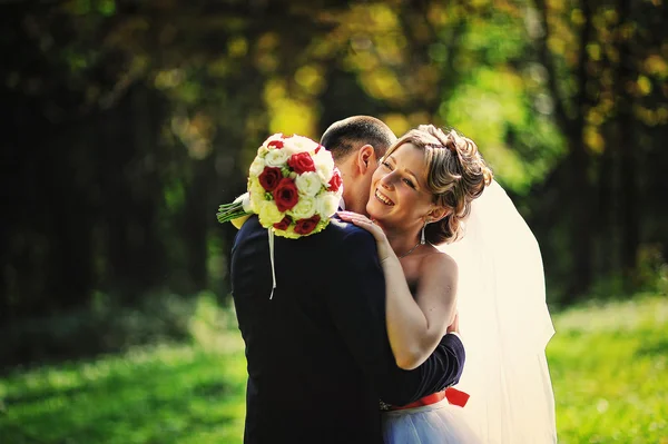 Casal de casamento jovem e gorgeus na floresta de outono — Fotografia de Stock