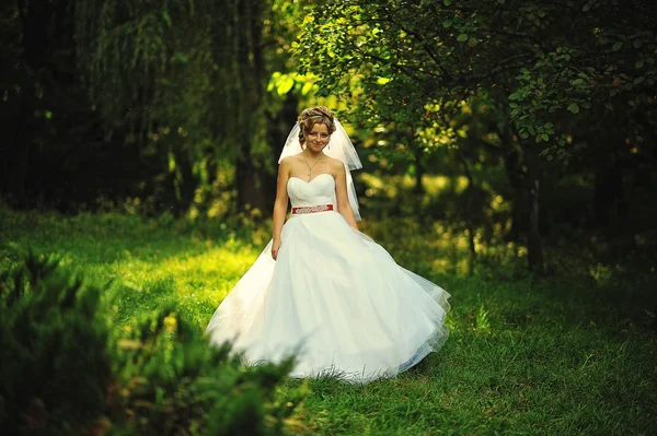 Junge blonde Braut im Garten — Stockfoto