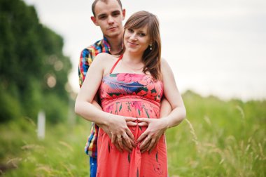 Mutlu genç bekliyor bebek, hamile kadın kocası ile Çift