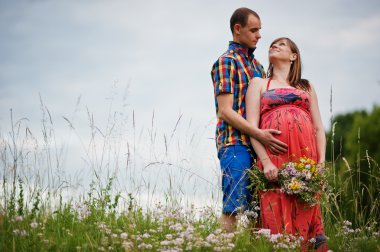 Mutlu genç bekliyor bebek, hamile kadın kocası ile Çift