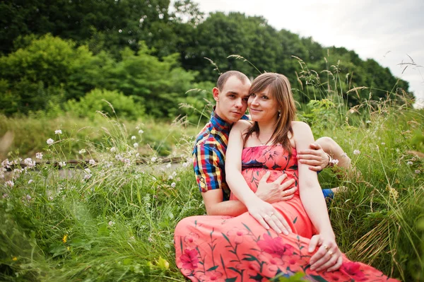 Feliz jovem casal esperando bebê, mulher grávida com marido — Fotografia de Stock