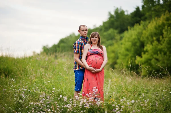Gelukkige jonge paar verwachten baby, zwangere vrouw met echtgenoot — Stockfoto