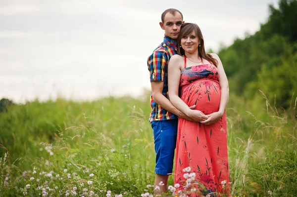 Feliz jovem casal esperando bebê, mulher grávida com marido — Fotografia de Stock